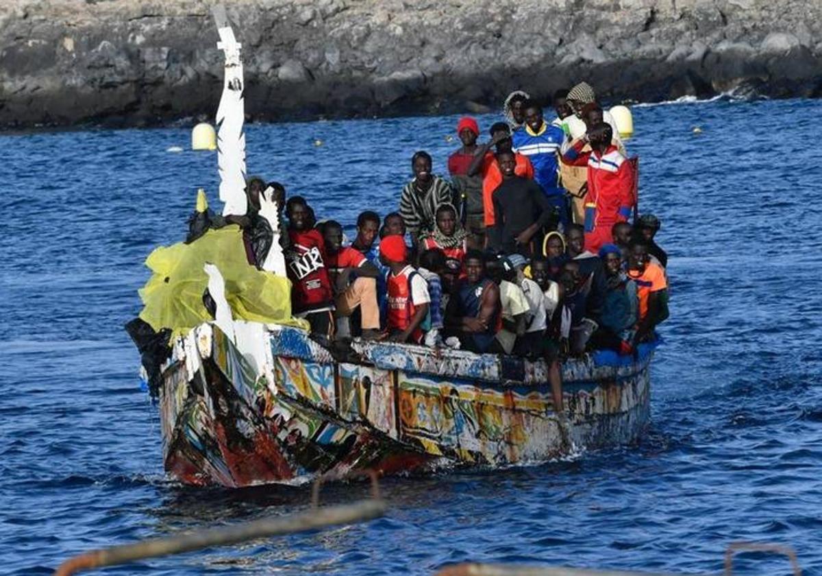 Jóvenes senegaleses llegando a la isla de El Hierro.