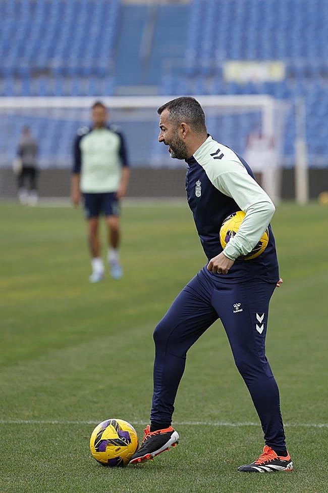 Diego Martínez, durante un entrenamiento en el estadio.