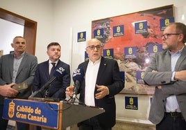 En la imagen de archivo, Víctor Quintana, director de Global; Teodoro Sosa, consejero de Movilidad; Antonio Morales, presidente de Gran Canaria; y José Eduardo Ramírez, edil de Movilidad del Ayuntamiento capitalino.