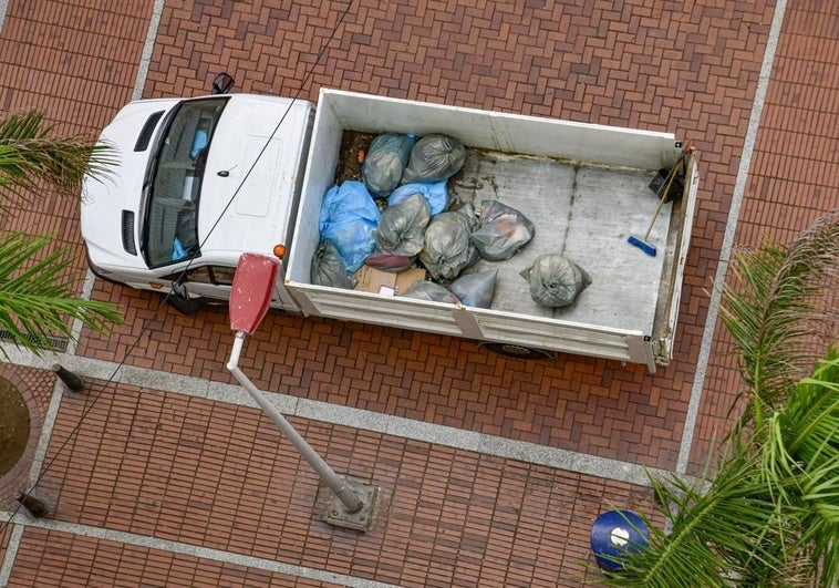 Imagen de un camión de la basura recogiendo residuos en el paseo de Las Canteras.