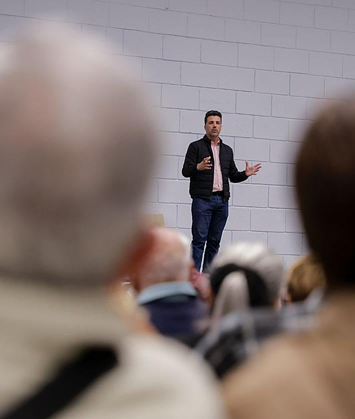 Imagen secundaria 2 - Otros momentos de la reunión.