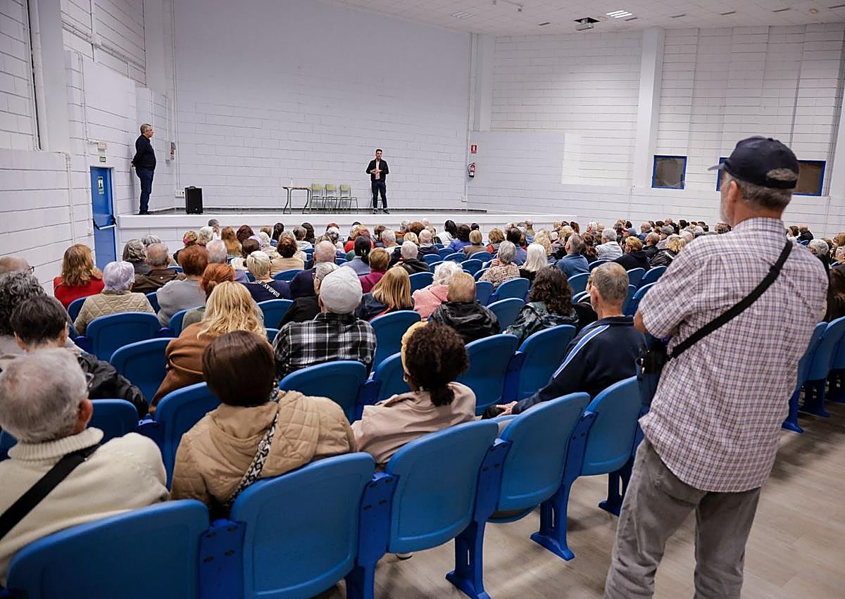 Imagen secundaria 1 - Otros momentos de la reunión.