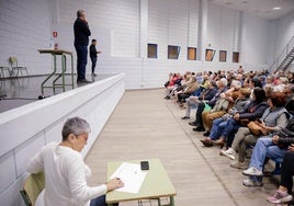 Reunión celebrada en la noche del jueves en el Barrio Atlántico.