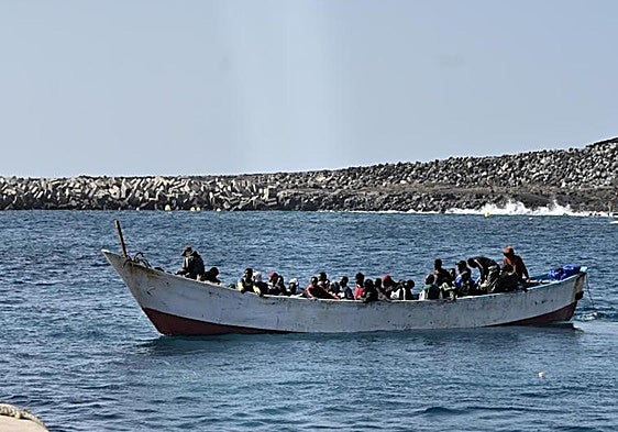 Imagen de archivo de la llegada de un cayuco al puerto de La Restinga, en El Hierro.