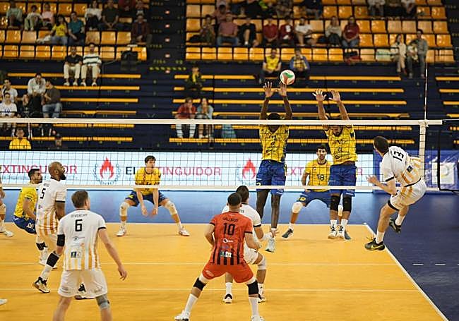 Remate del San Roque sobre la defensa amarilla.