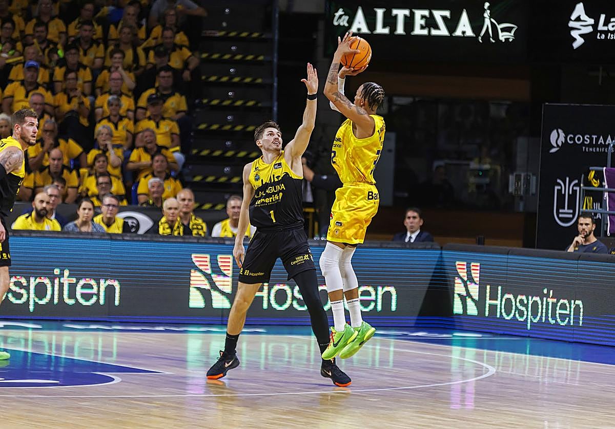 Joe Thomasson lanza desde el exterior ante la defensa de Kramer en el Santiago Martín.
