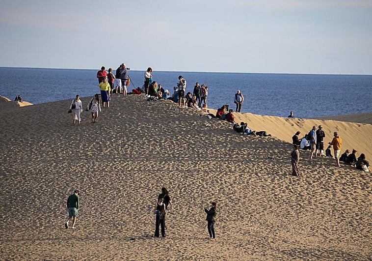 Imagen de archivo de turistas en las dunas de Maspalomas.