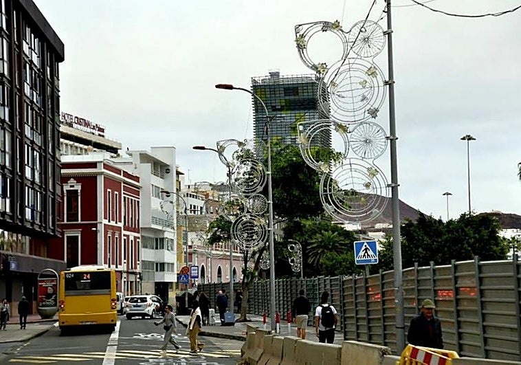 Detalle de la nueva iluminación instalada en la calle Eduardo Benot.