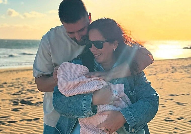 Imagen compartida por Anabel Pantoja para anunciar el alta de su hija.