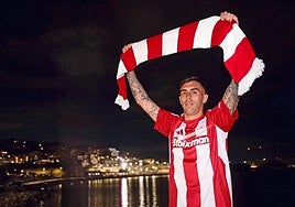 Jefté Betancor posa con su nueva camiseta.