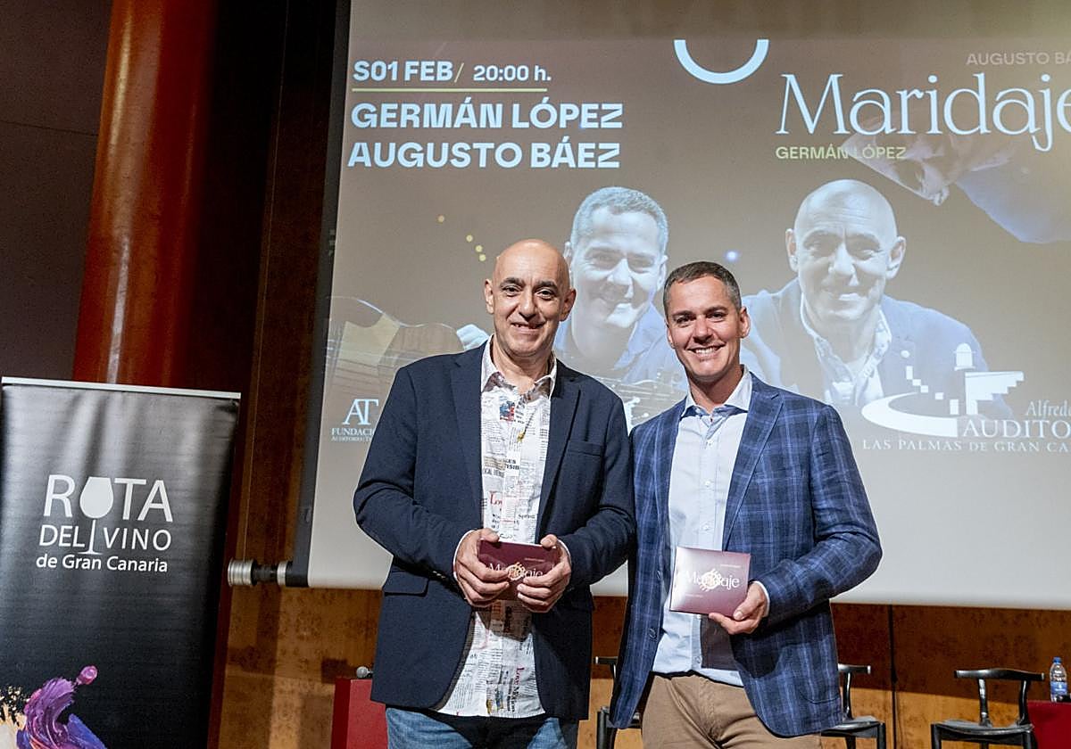 Augusto Báez y Germán López posan con el disco 'Maridaje'.