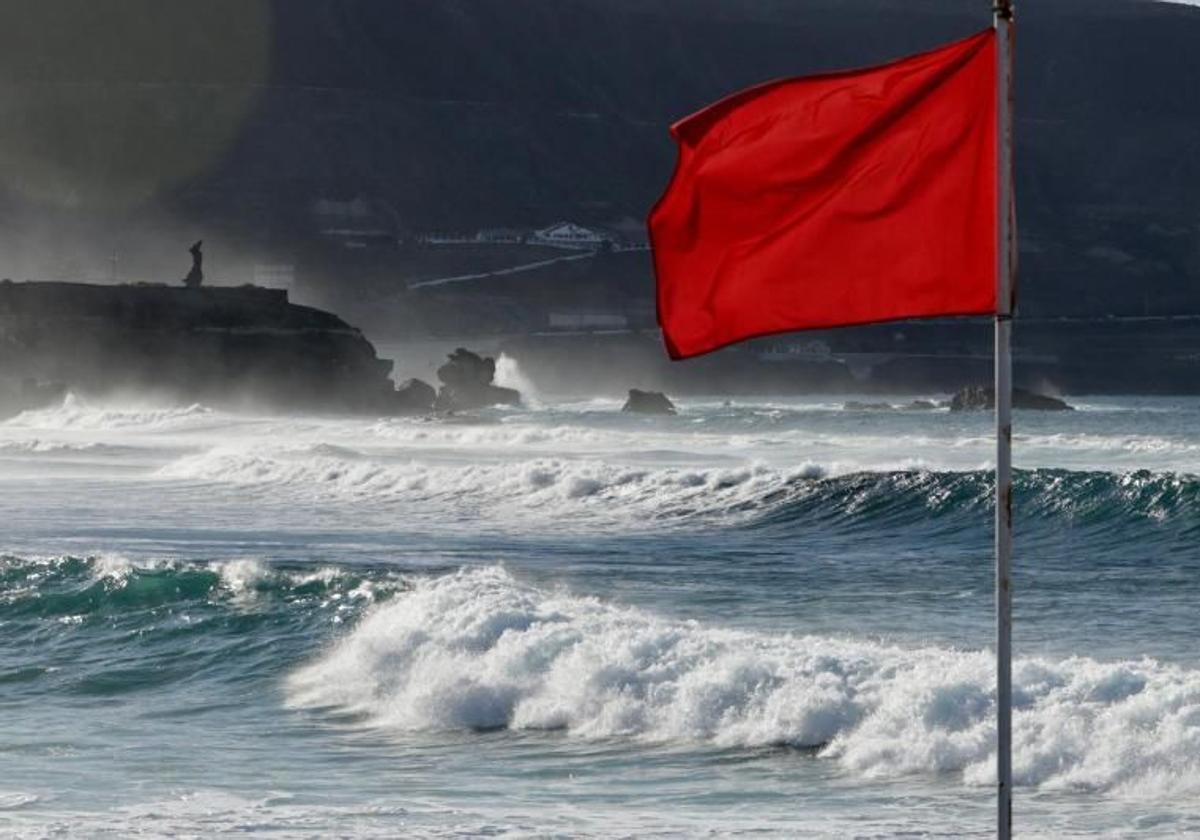 Bandera roja por oleaje en la playa de Las Canteras.