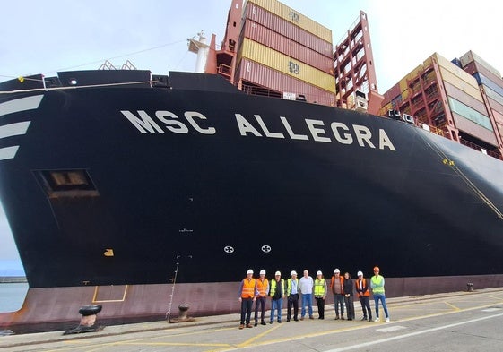 Beatriz Calzada, Francisco Trujillo, Jan Nowak, Carmen Moreno y Maxi Díaz, entre otros, durante su visita al MSC Allegra.
