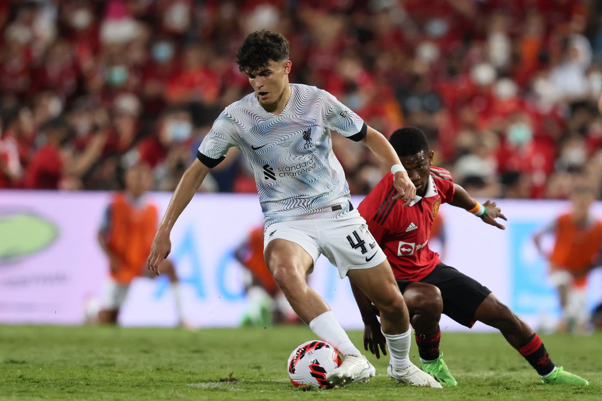 Bajcetic domina la pelota en un partido del Liverpool ante el Manchester United.