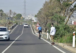 Foto archivo de un joven en patinete en una vía.