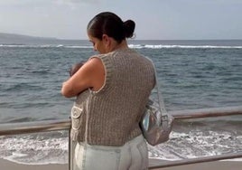 Anabel Pantoja sostiene a su hija en brazos en la playa de Las Canteras.