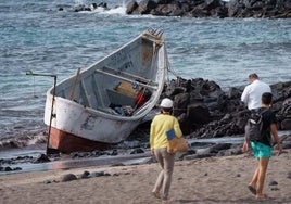 Imagen de archivo de un cayuco varado en la costa de Tenerife.