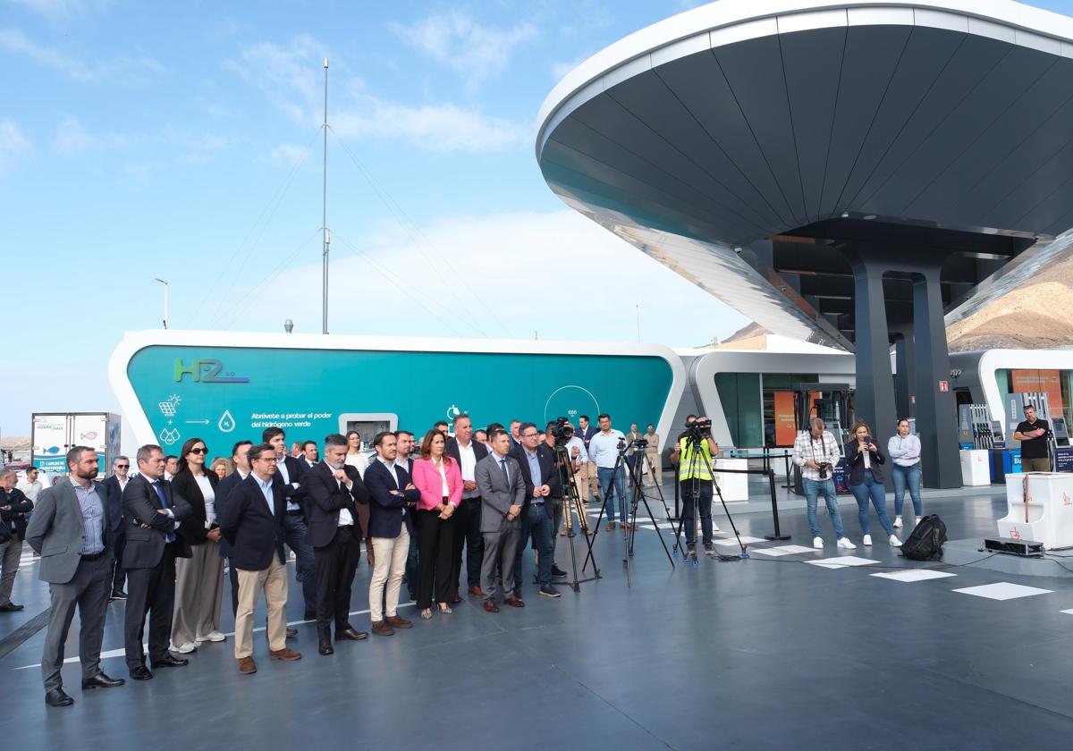 El consejero regional Zapata y la presidenta majorera encabezaron el acto de inauguración en el muelle del sur.