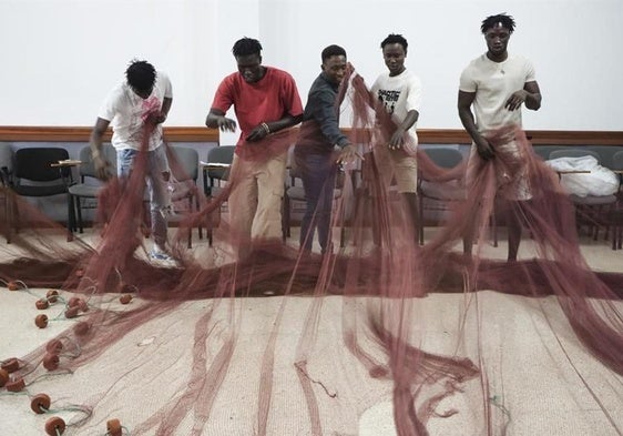 Un grupo de jóvenes migrantes ensaya una obra de teatro llamada 'Bismillah'.