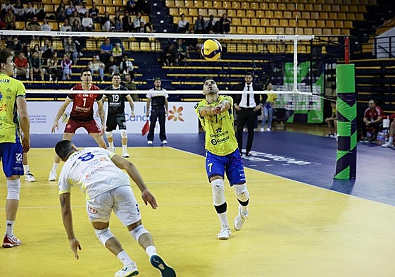 El colocador Io De Amo rescata un balón llovido en el CID.