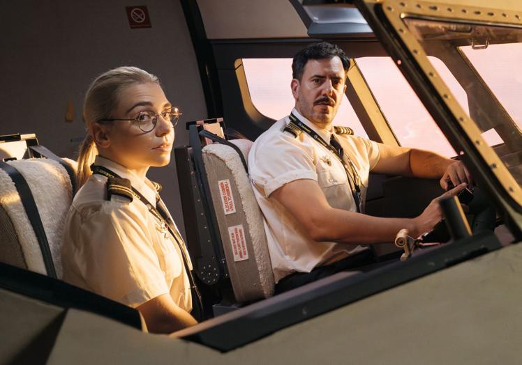 Los actores Martin Garabal y Elena de Lara, en el set de rodaje.