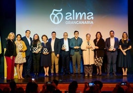 Foto de familia con los galardonados con los 'Premios Alma Gran Canaria'.