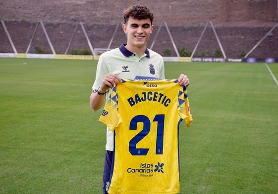 Bajcetic luce con su nueva camiseta de la UD.