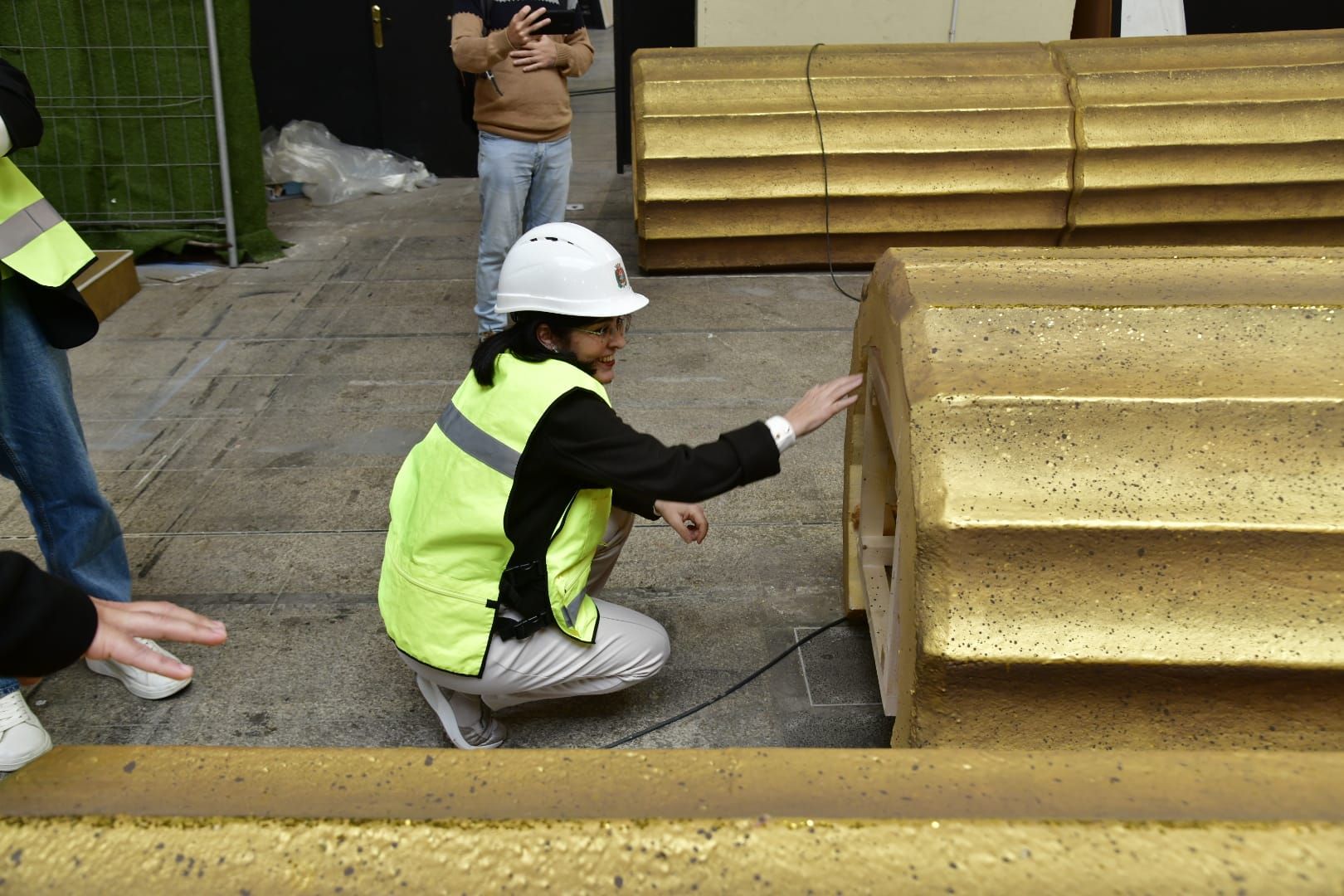 Carolina Darias e Inma Medina comprueban los trabajos del montaje del escenario del carnaval de Las Palmas de Gran Canaria