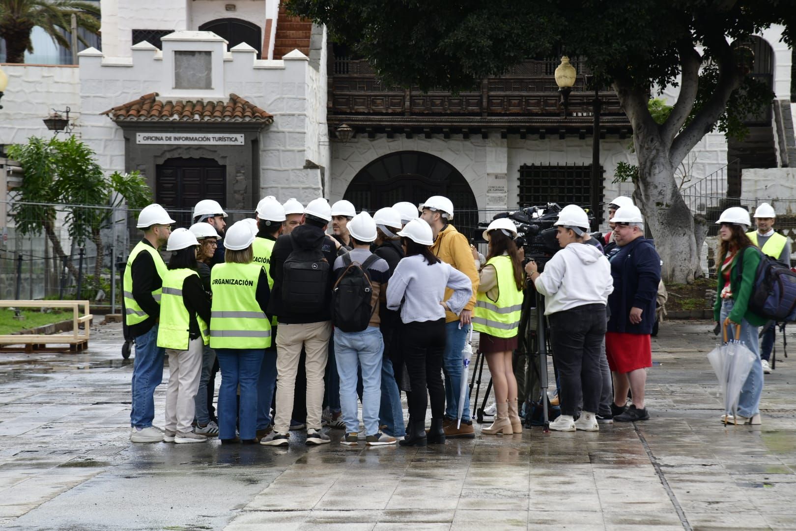 Carolina Darias e Inma Medina comprueban los trabajos del montaje del escenario del carnaval de Las Palmas de Gran Canaria