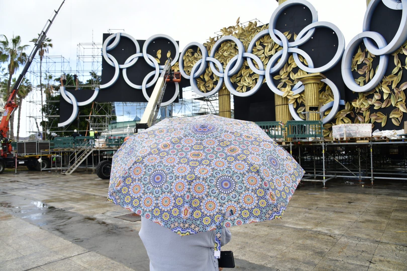 Carolina Darias e Inma Medina comprueban los trabajos del montaje del escenario del carnaval de Las Palmas de Gran Canaria