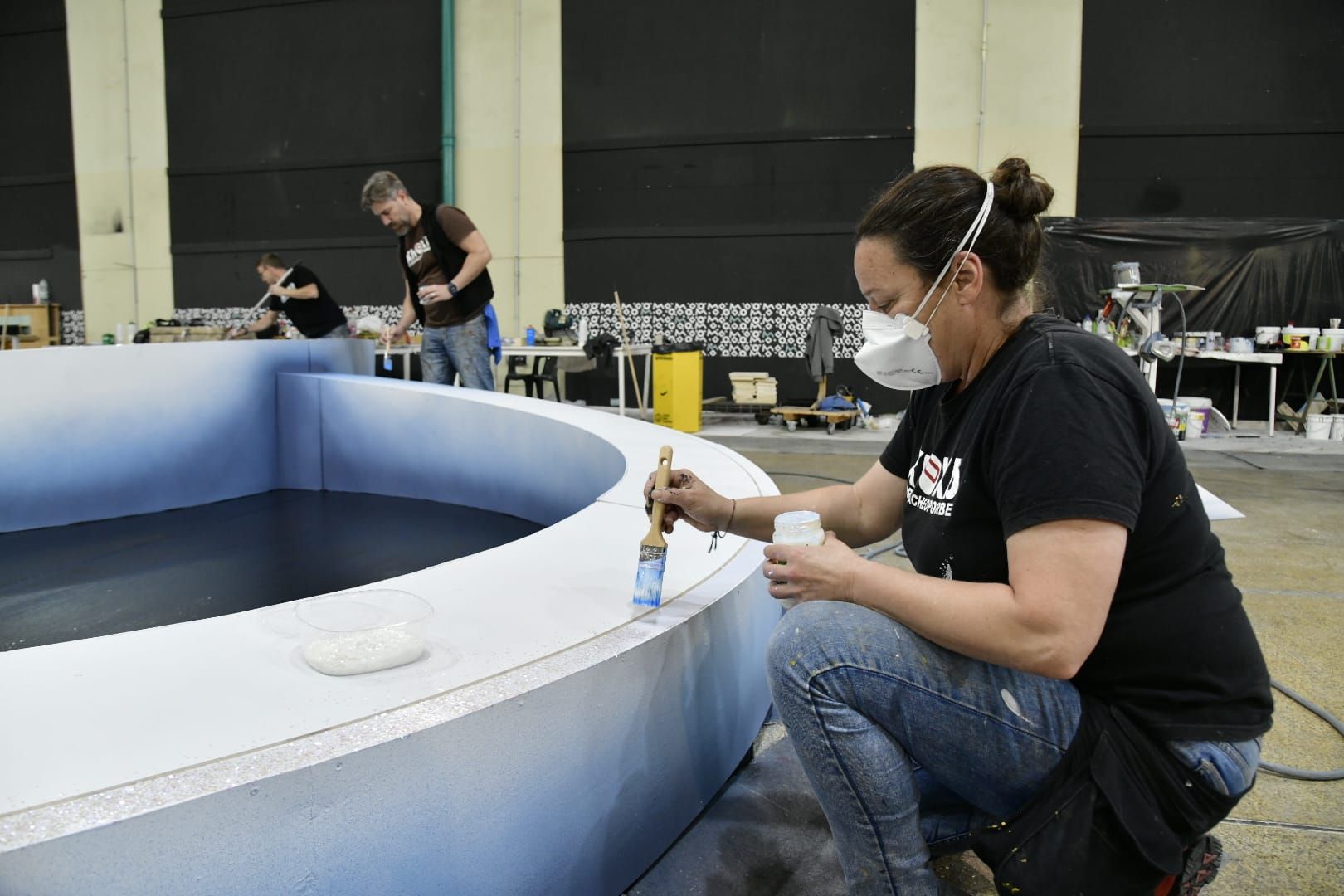 Carolina Darias e Inma Medina comprueban los trabajos del montaje del escenario del carnaval de Las Palmas de Gran Canaria