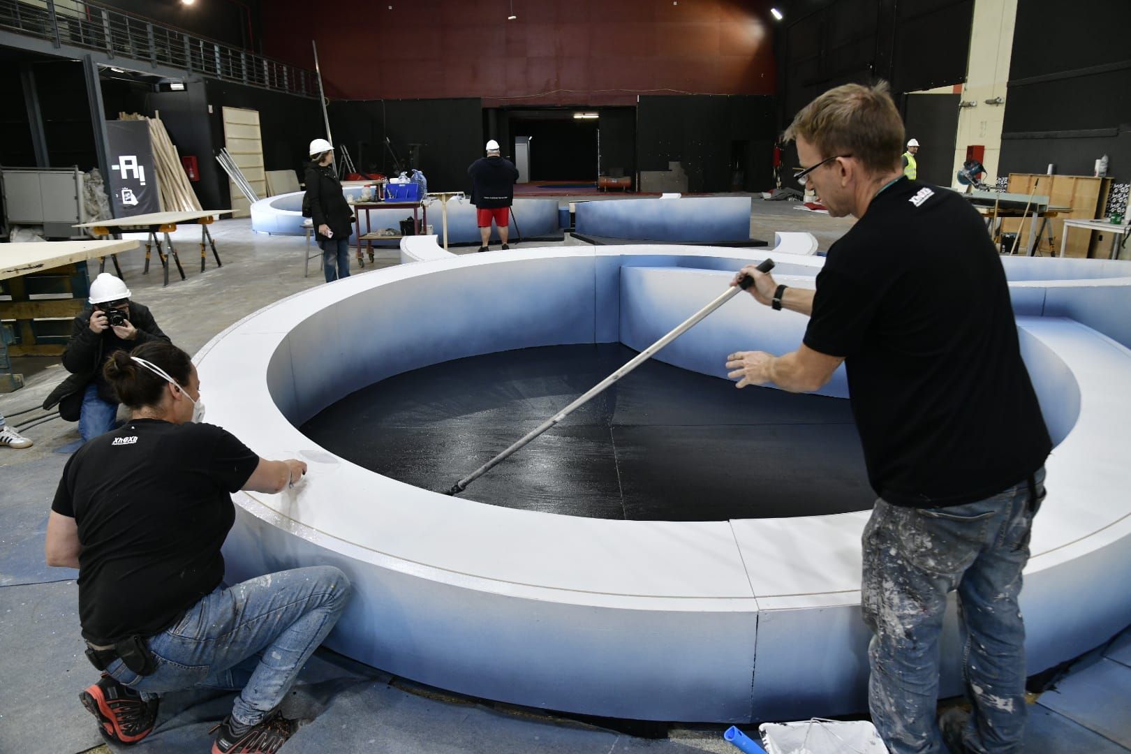 Carolina Darias e Inma Medina comprueban los trabajos del montaje del escenario del carnaval de Las Palmas de Gran Canaria