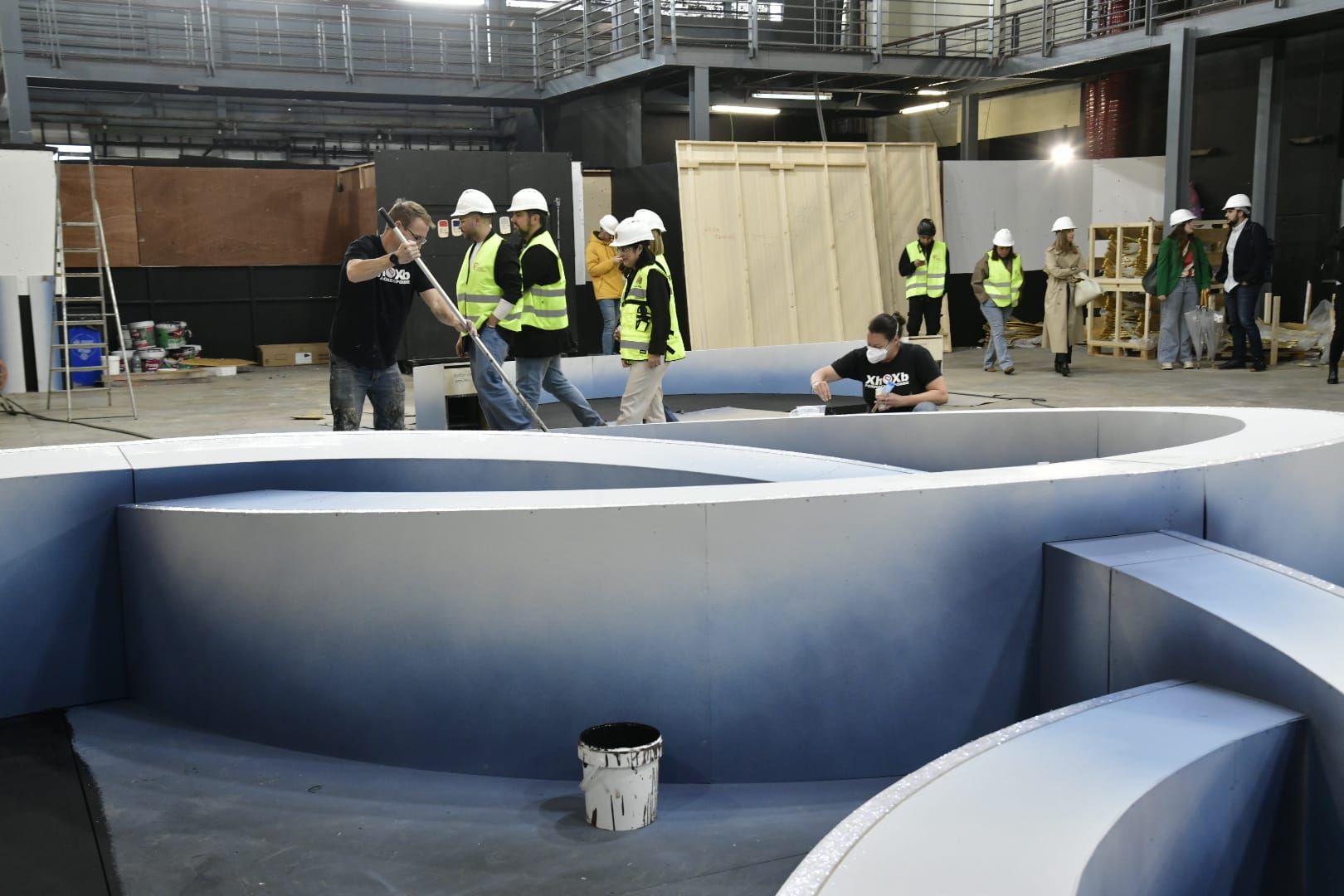 Carolina Darias e Inma Medina comprueban los trabajos del montaje del escenario del carnaval de Las Palmas de Gran Canaria