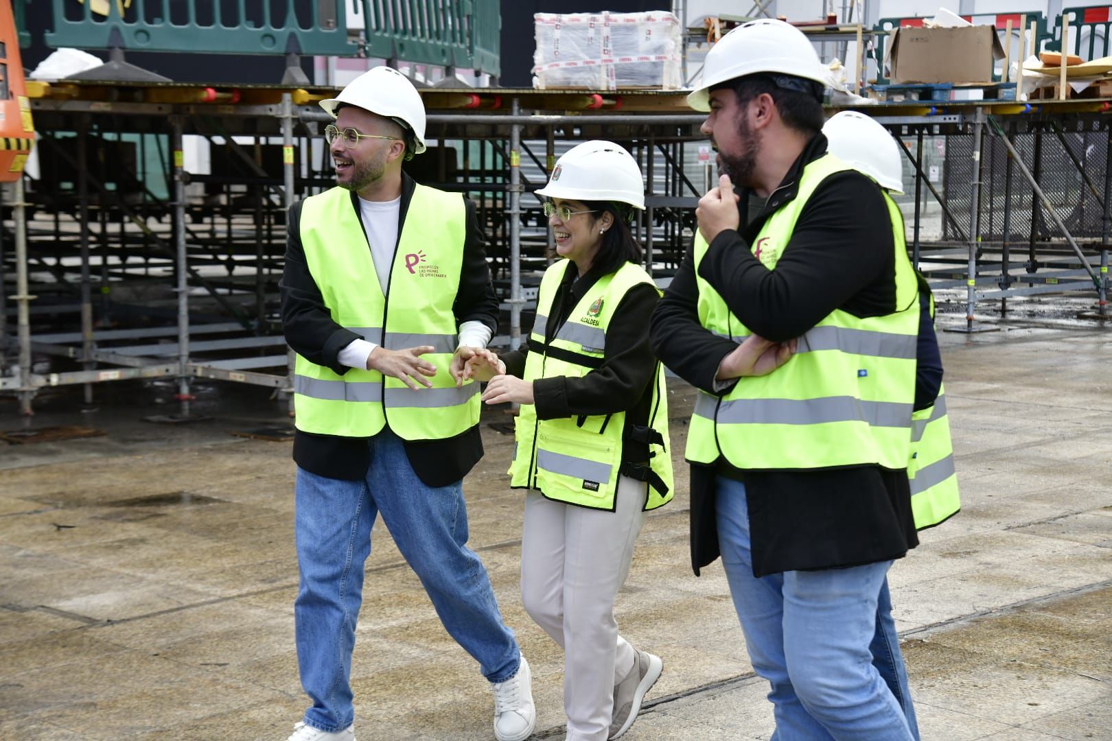 Carolina Darias e Inma Medina comprueban los trabajos del montaje del escenario del carnaval de Las Palmas de Gran Canaria