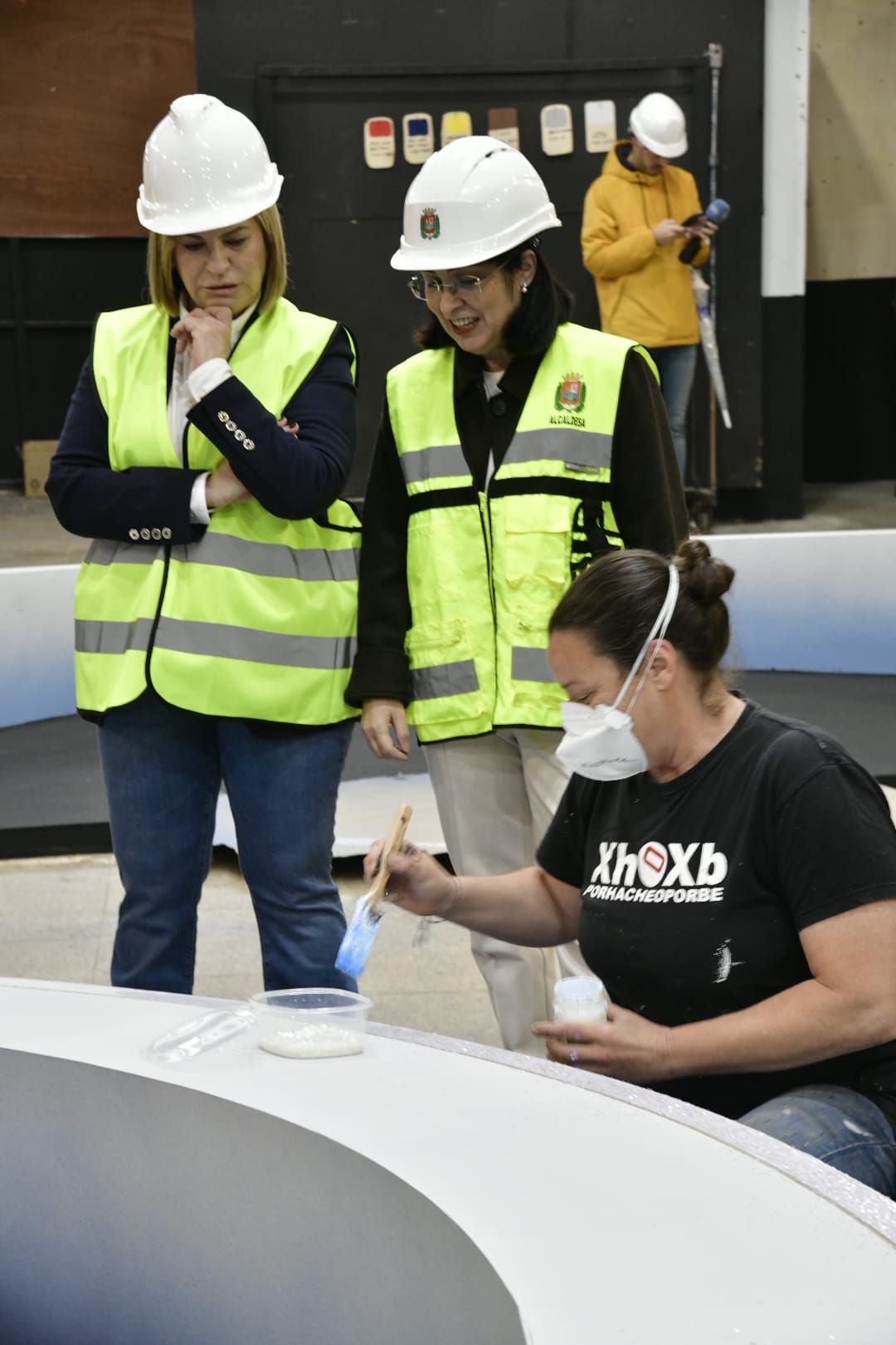 Carolina Darias e Inma Medina comprueban los trabajos del montaje del escenario del carnaval de Las Palmas de Gran Canaria
