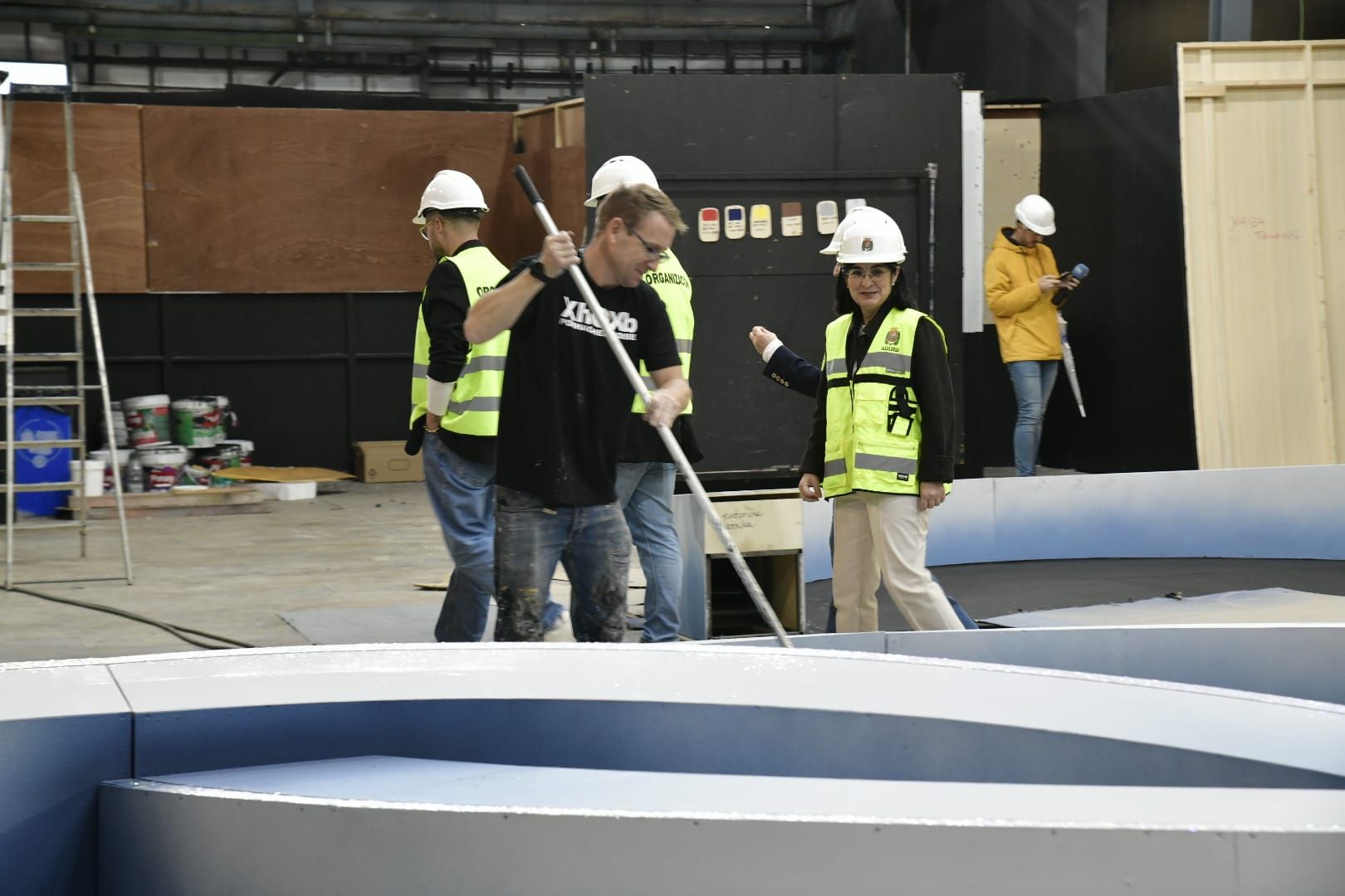 Carolina Darias e Inma Medina comprueban los trabajos del montaje del escenario del carnaval de Las Palmas de Gran Canaria