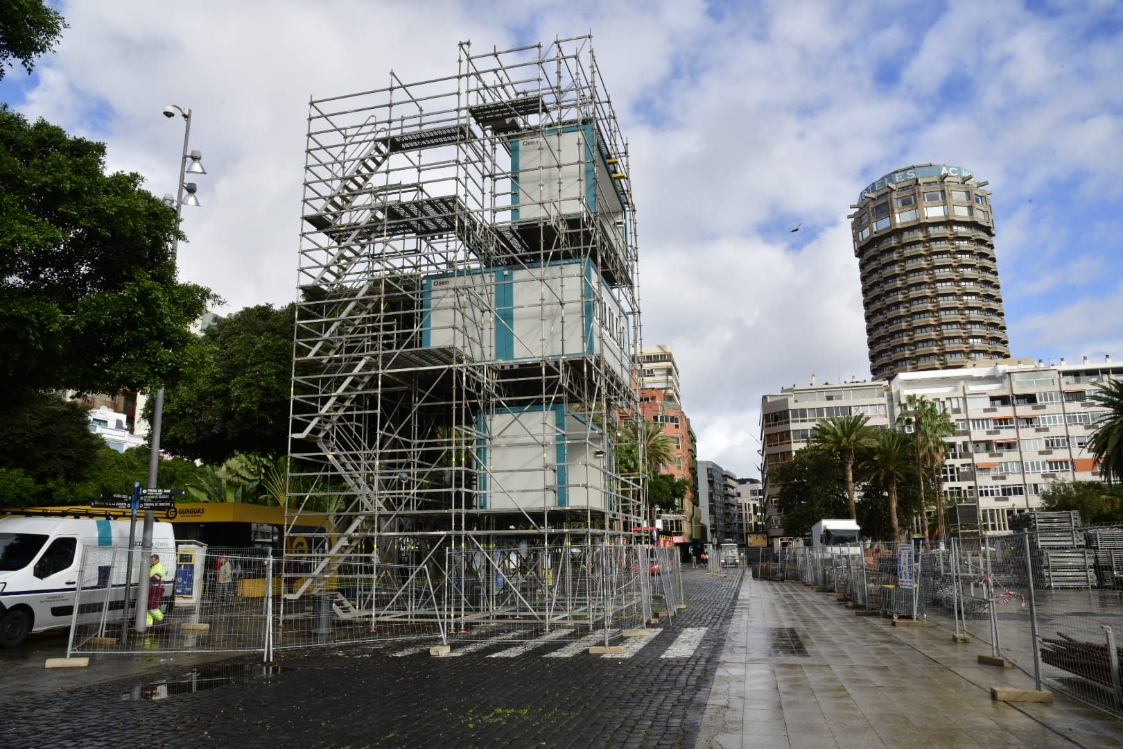 Carolina Darias e Inma Medina comprueban los trabajos del montaje del escenario del carnaval de Las Palmas de Gran Canaria