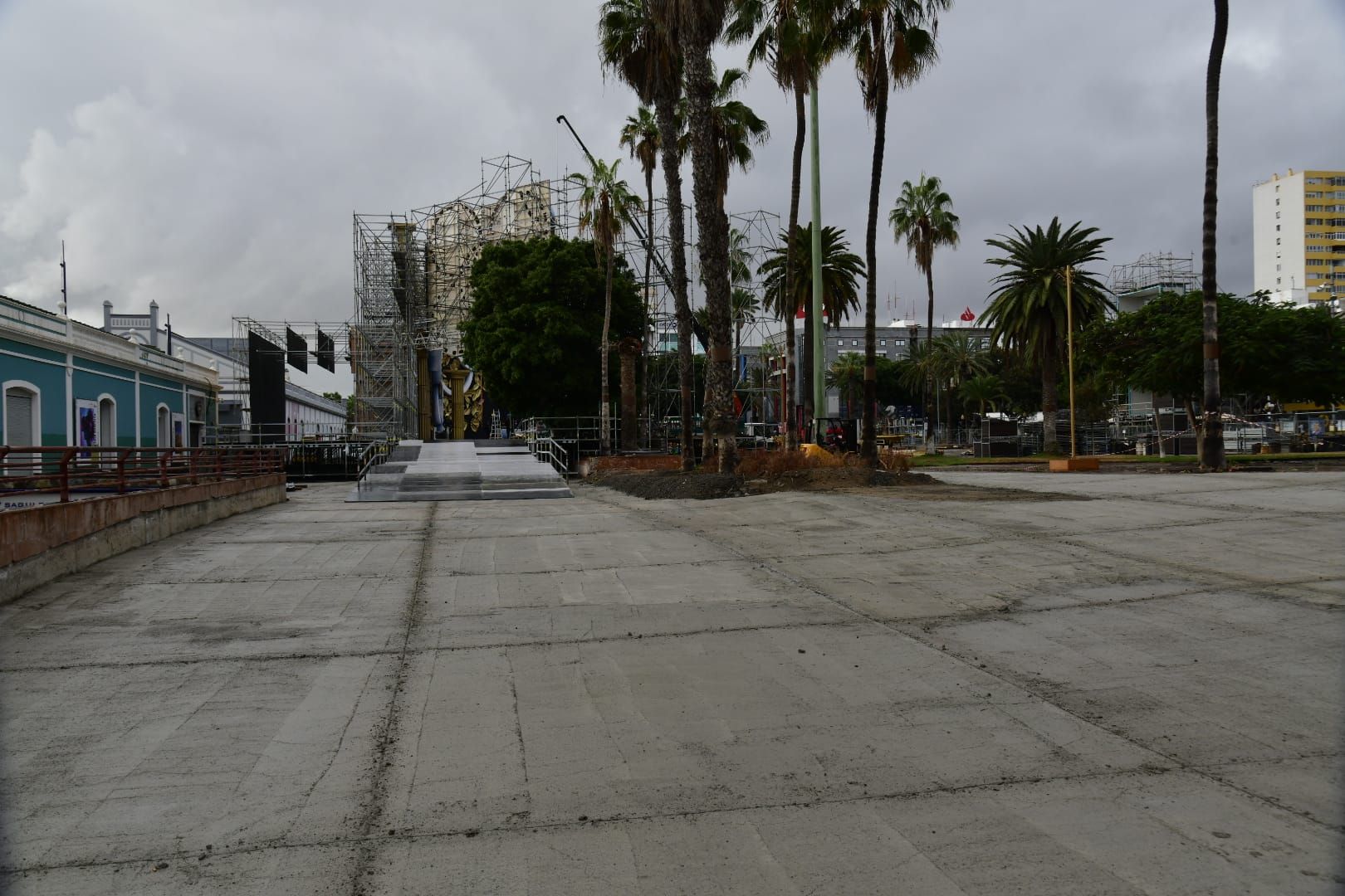 Carolina Darias e Inma Medina comprueban los trabajos del montaje del escenario del carnaval de Las Palmas de Gran Canaria