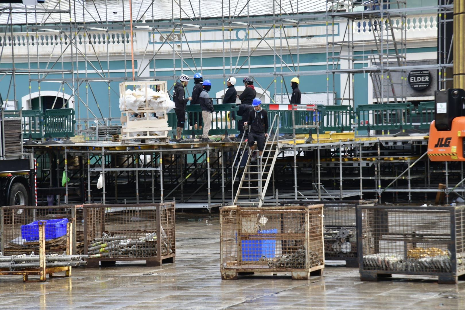 Carolina Darias e Inma Medina comprueban los trabajos del montaje del escenario del carnaval de Las Palmas de Gran Canaria
