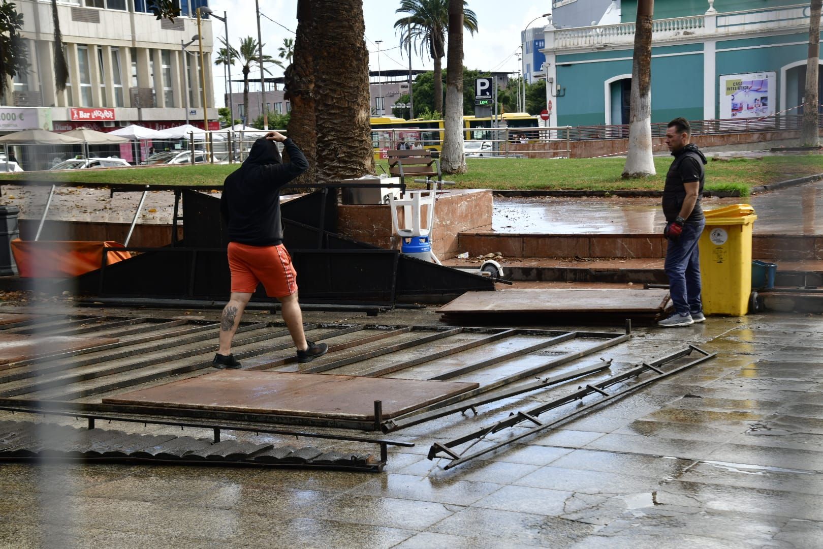 Carolina Darias e Inma Medina comprueban los trabajos del montaje del escenario del carnaval de Las Palmas de Gran Canaria