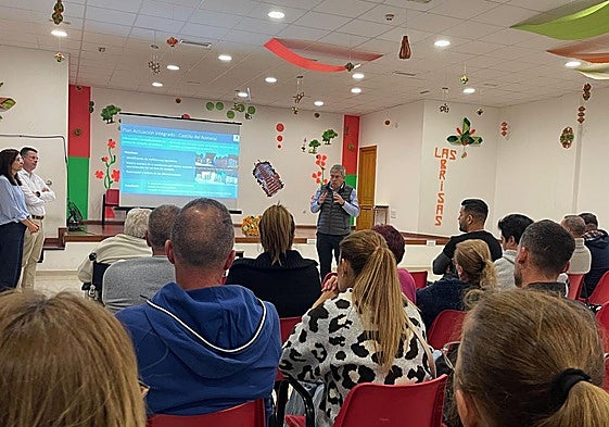 El alcalde presentó el proyecto de primera mano a los vecinos.