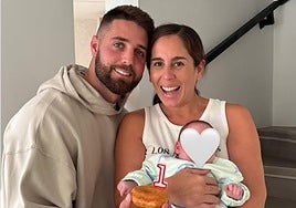 David Rodríguez y Anabel Pantoja sostienen en sus brazos a la pequeña Alma.