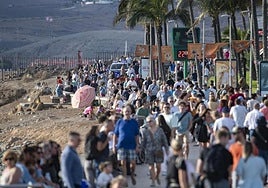 Turistas abarrotan las calles del sur de Gran Canaria.