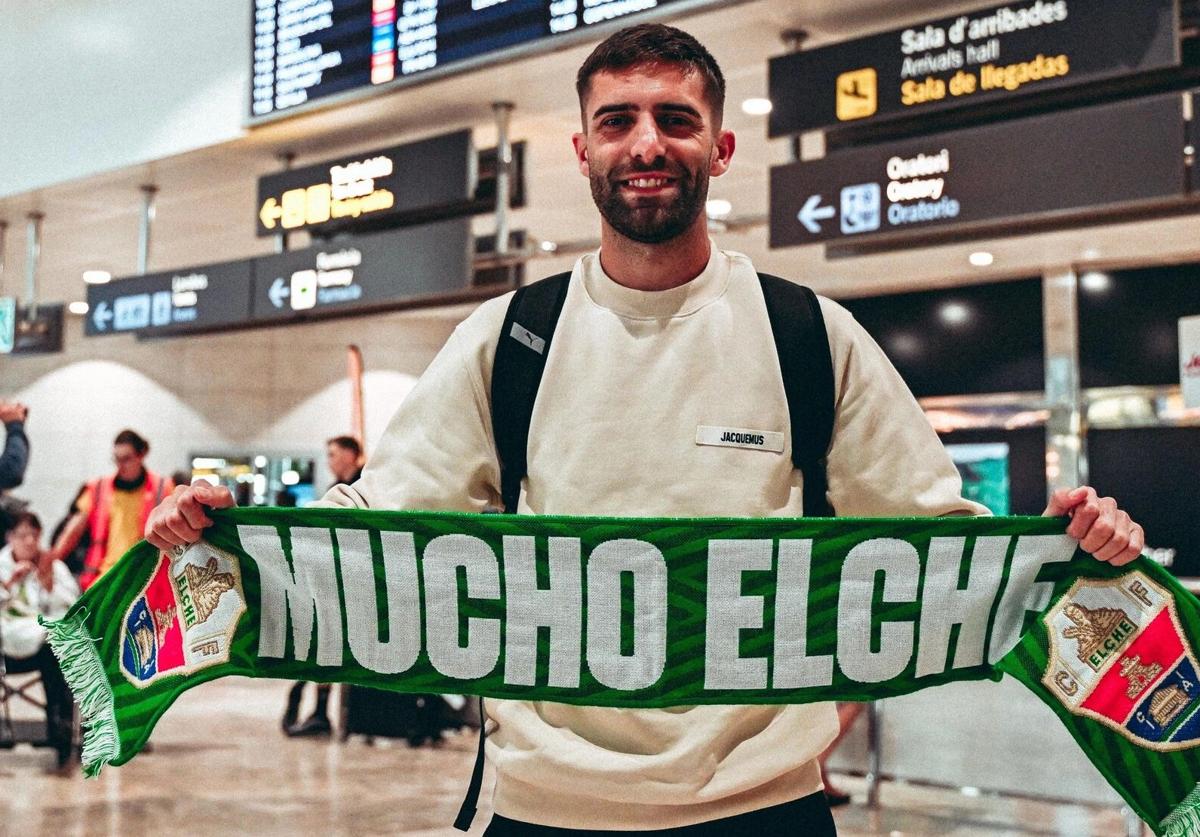 Pejiño luce la bufanda del Elche