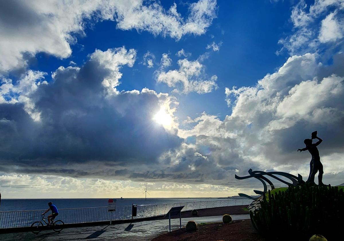 Nubes y sol tras las lloviznas, en la capital grancanaria