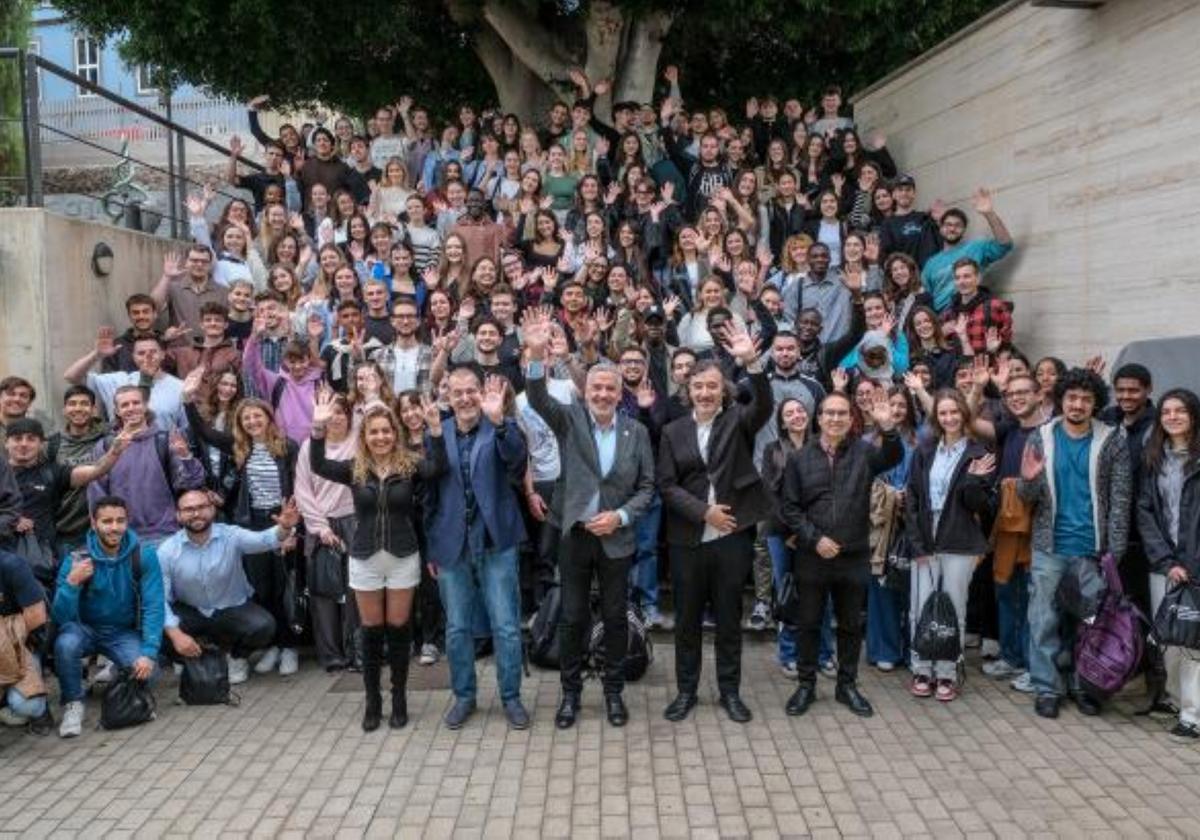 Foto de familia del alumnado de movilidad con parte de los responsables de la ULPGC incluido el rector, Lluís Serra.