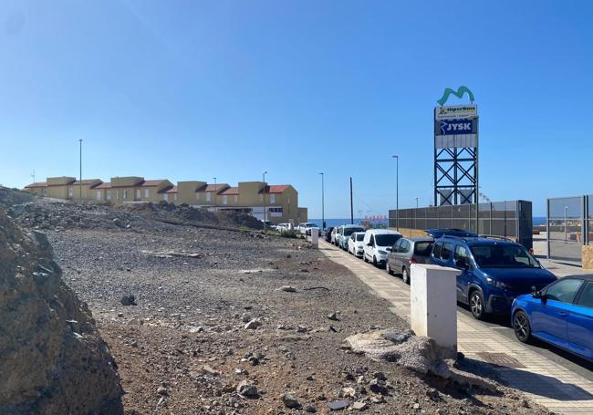 Solares en la trasera del centro comercial La Marea.