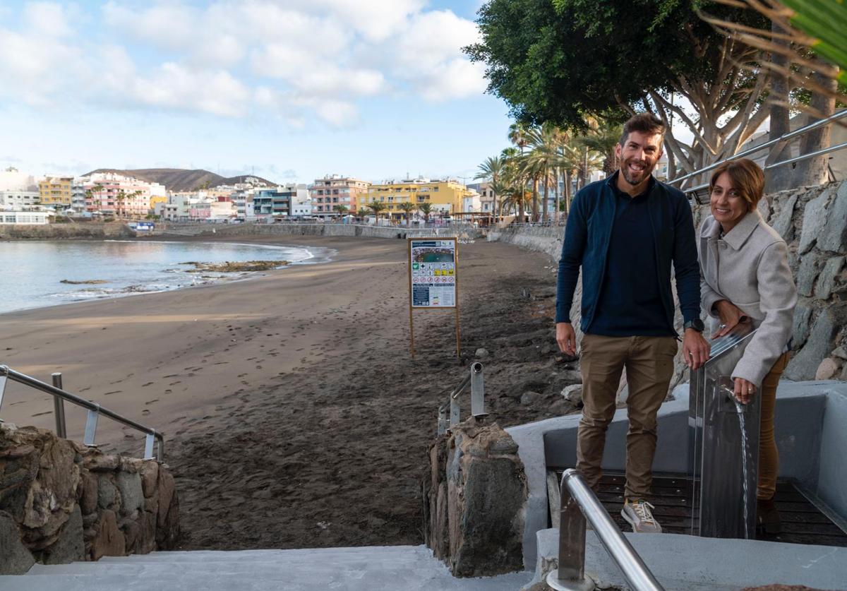 Willy García y Onalia Bueno, en las instalaciones de la playa de Las Marañueñas.