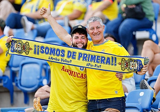 Distintos aficionados en el Estadio de Gran Canaria.