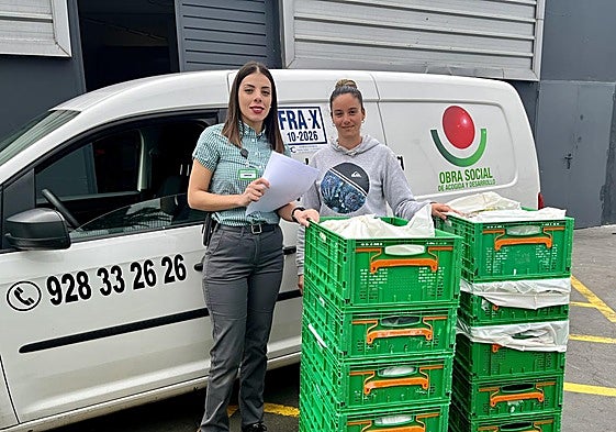 Trabajadora de Mercadona entregando los alimentos a una entidad social.